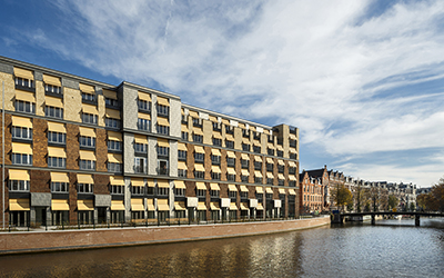De Makroon in Amsterdam zijn nieuwe levensloopbestendige appartementen en zorgvoorzieningen onder één dak.