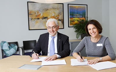 Bert Haan, directeur Strukton Worksphere regio Noord-Oost en Carla van de Wiel, bestuursvoorzitter Treant Zorggroep, ondertekenen het contract