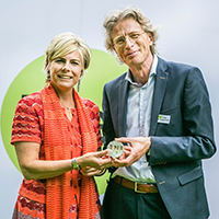 Robin Berg wint de Princess Laurentien Climate Award 2016. Hij ontwikkelde en realiseerde in de wijk Lombok in Utrecht het eerste netwerk van slimme laadpalen ter wereld dat lokaal opgewekte zonne-energie opslaat in elektrische auto’s.