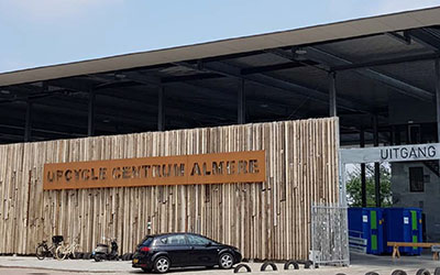 Recent is in Almere Haven het Upcycle Centrum in gebruik genomen. Bij de nieuwbouw zijn diverse materialen van de gesloopte gemeentelijke gebouwen hergebruikt.